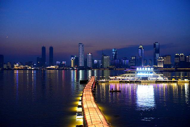 流光溢彩映英雄城 南昌燈光秀，一場現代與歷史的視覺交響